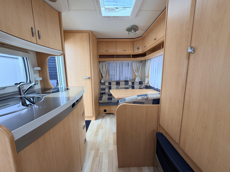 Hobby De Luxe 400 SF Voortent, Zitje Dwarsbed  foto: 8