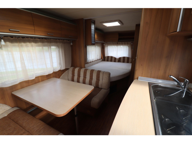 Bürstner Averso 495 TK Stapelbed / Voortent foto: 10