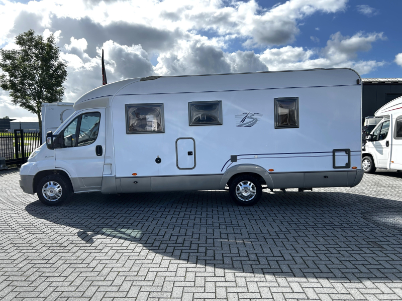 Bürstner Solano 710 T vastbed/badkamer-achterin  foto: 20