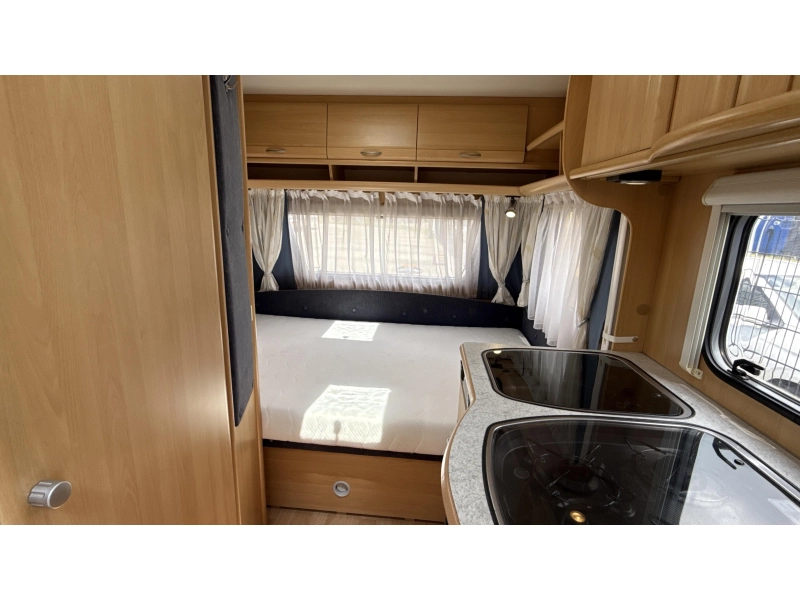 Dethleffs Camper 440 DB treinzit vast bed toilet  foto: 12