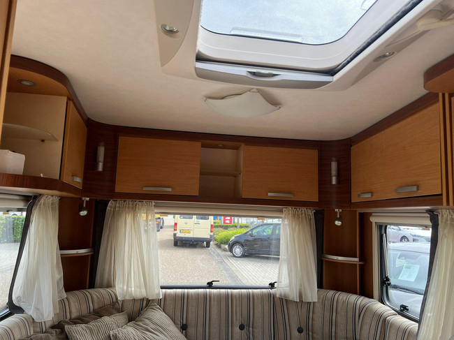 Hymer Sporting 465 | Volautomatische Mover | ZGAN Voortent | Lattenbodem | Ombouwbare Rondzit | Luifel | Fransbed | Fietsenrek foto: 8