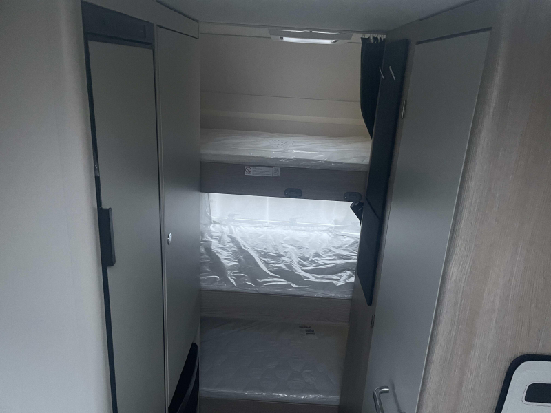 Bürstner Premio Black Forest 495 TK 3 Stapelbed uitvoering  foto: 11