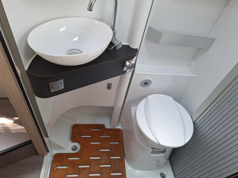 Adria Compact Supreme SC QUEENSBED+LEVELSYSTEEM  foto: 7