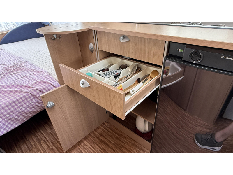 Bürstner Averso Fifty 500 TL enkele bedden rondzit  foto: 10