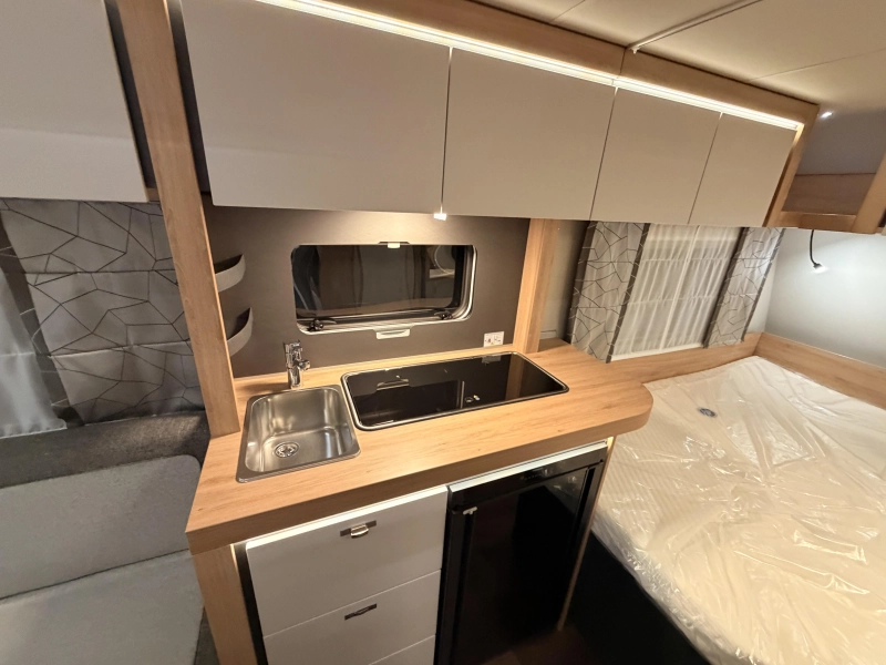 Knaus Sport 450 FU 1800 KG + Fransbed  foto: 8