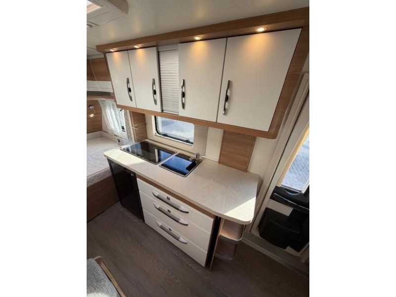 Hobby De Luxe 440 SF Incl. Airco en Voortent  foto: 13
