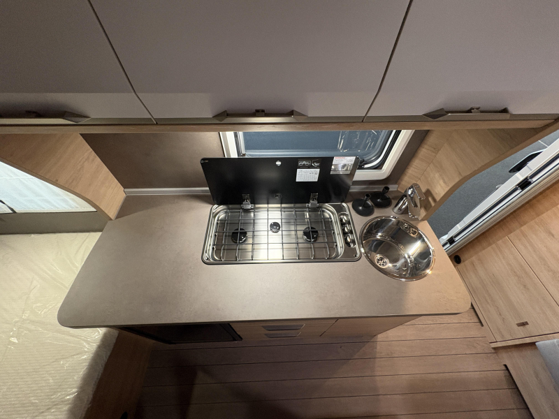 Knaus Sudwind 420 QD dwarsbed / treinzit  foto: 11