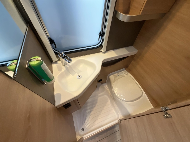 Knaus Sudwind Black Selection 540 UE ENKELE BEDDEN-XL KOELKAST  foto: 15