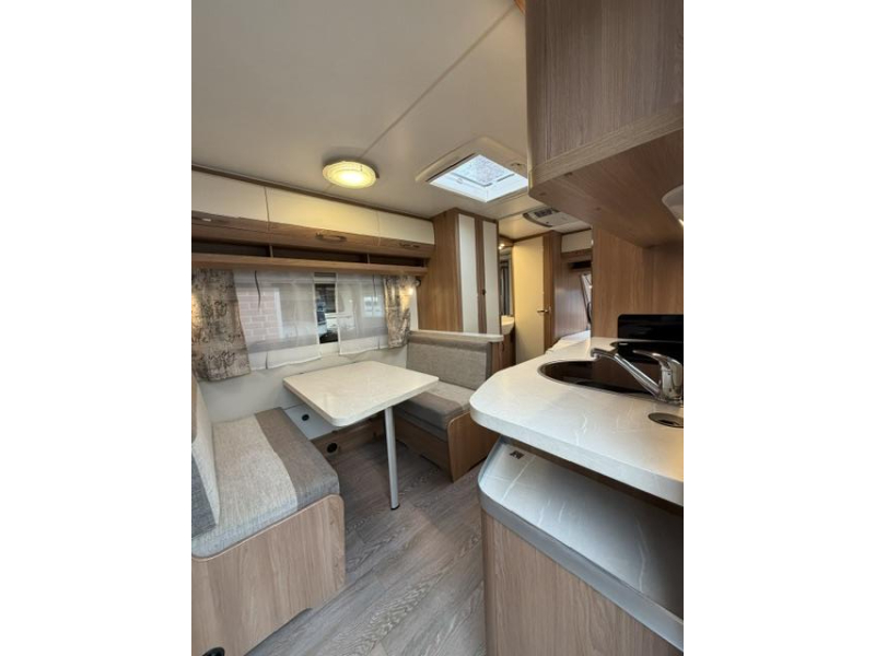 Hobby De Luxe 540 KMFE 3 stapelbed Mover Airco  foto: 12