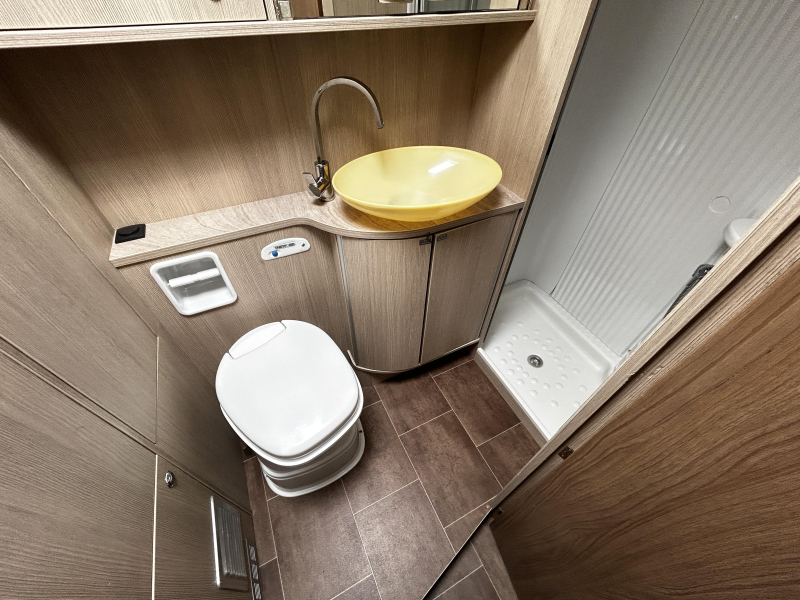 Bürstner Nexxo 580 T Hefbed/2015/5.8M/Euro-5  foto: 11
