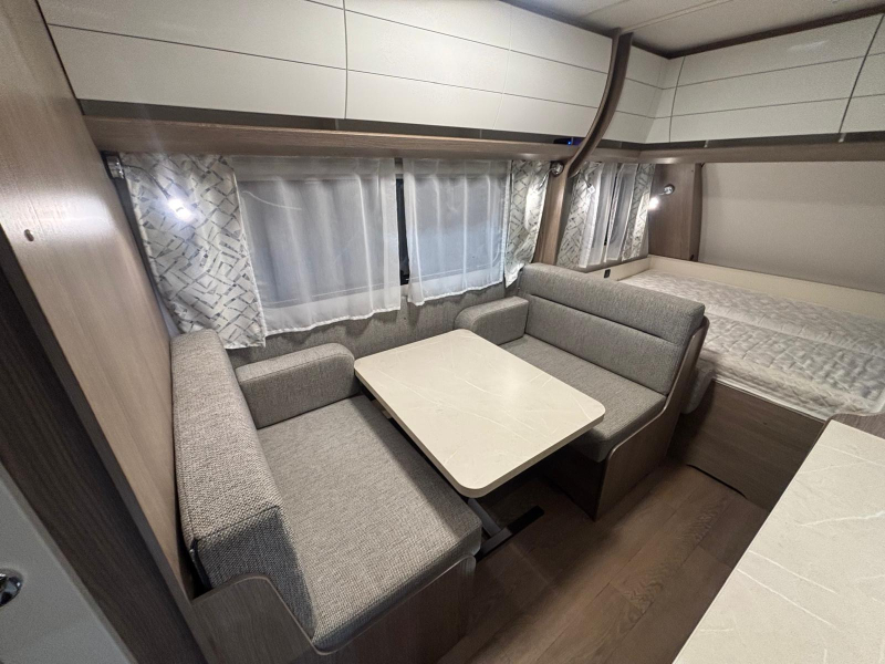 Hobby On Tour 470 KMF met voortent en stapelbed 