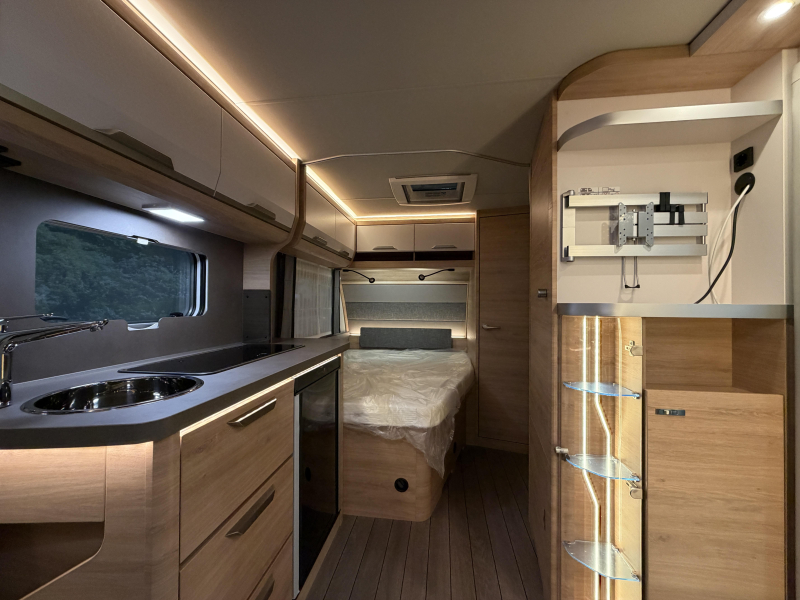 Knaus Sudwind Black Selection 450 FU rondzit / fransbed  foto: 11