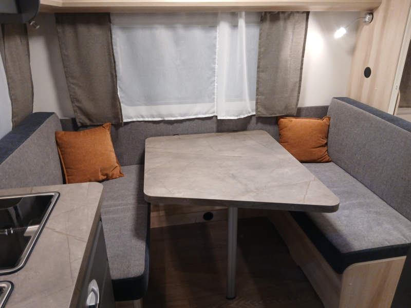 Hobby De Luxe 400 SFE 