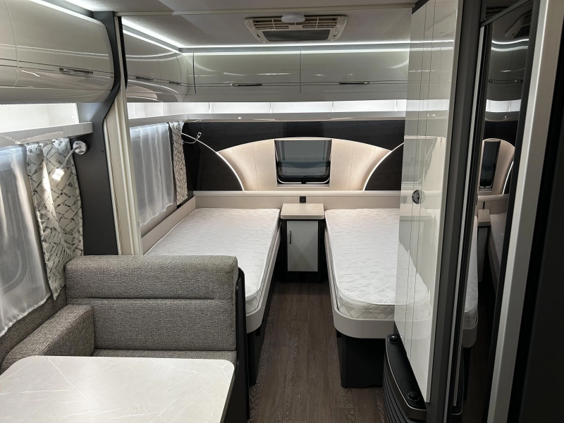 Hobby Excellent 460 SL Met mover en luifel  foto: 9