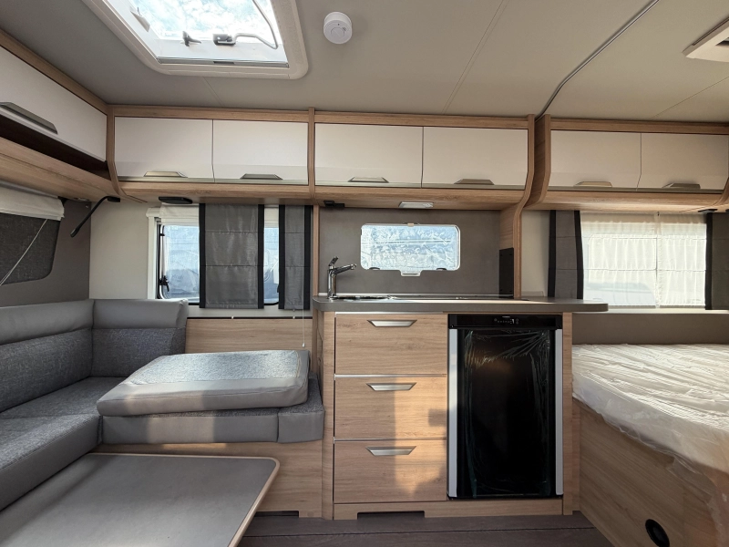 Knaus Sudwind Black Selection 450 FU rondzit / fransbed  foto: 6