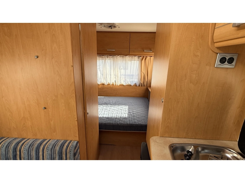Caravelair Antares Luxe 426 stapelbed zit vast bed  foto: 10