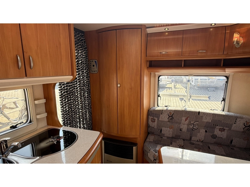 Hobby Excellent 410 SFE frans bed treinzit toilet  foto: 3