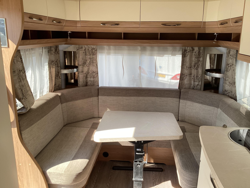 Hobby De Luxe 460 UFE omnistor 