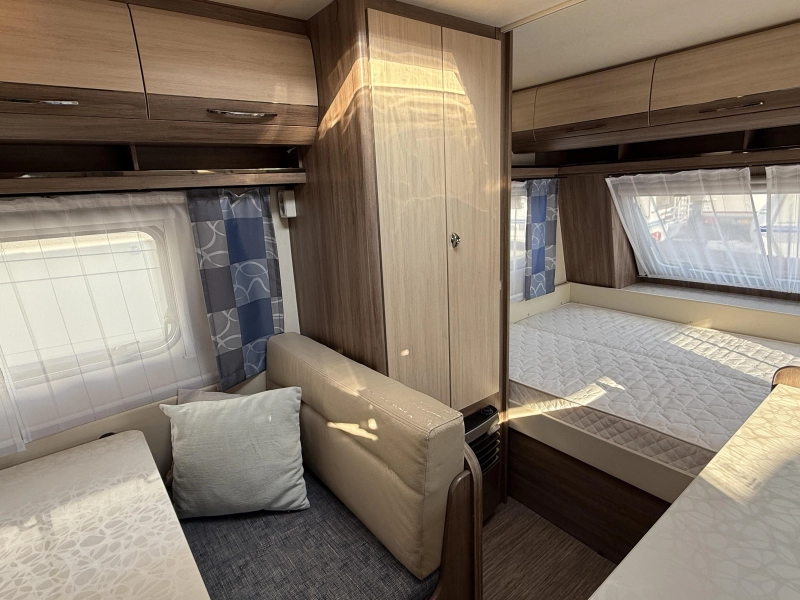 Hobby De luxe Easy 400 SF dwars bed treinzit toilet  foto: 4