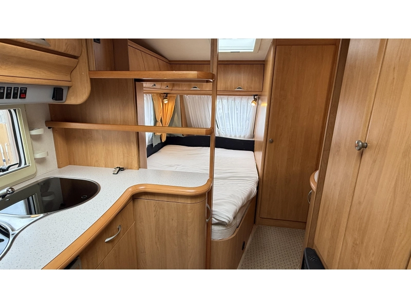 Hobby Excellent Easy 460 UFE frans bed rondzit toilet  foto: 2