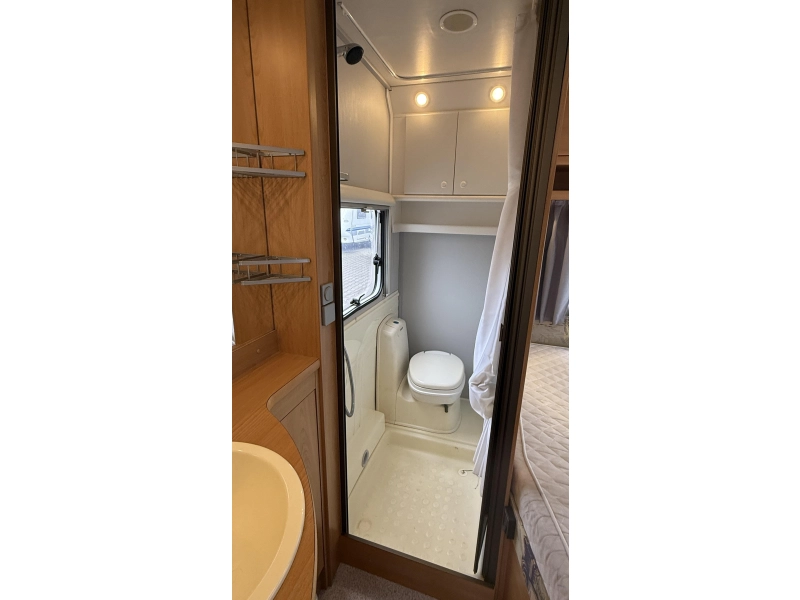 Knaus Sudwind 450 TF frans bed rondzit toilet 