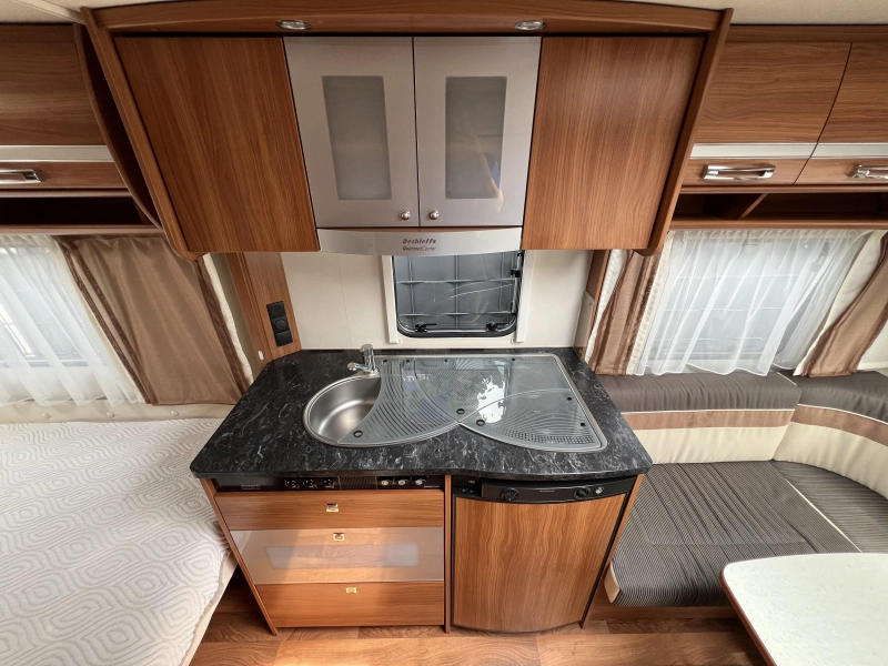 Dethleffs Nomad 450 DB Mover, Voortent, Hordeur  foto: 6