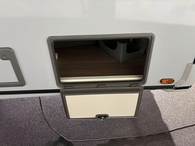 Knaus Sudwind Black Selection 500 PF kopkeuken / fransbed  foto: 16
