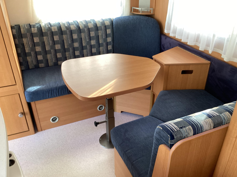 Knaus Sport 420 QD mover/ voortent  foto: 2