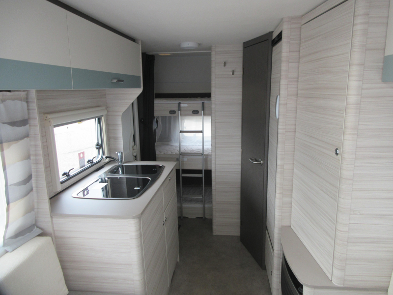 Dethleffs C'Joy 480 QLK GEZINS CARAVAN, VOORTENT 