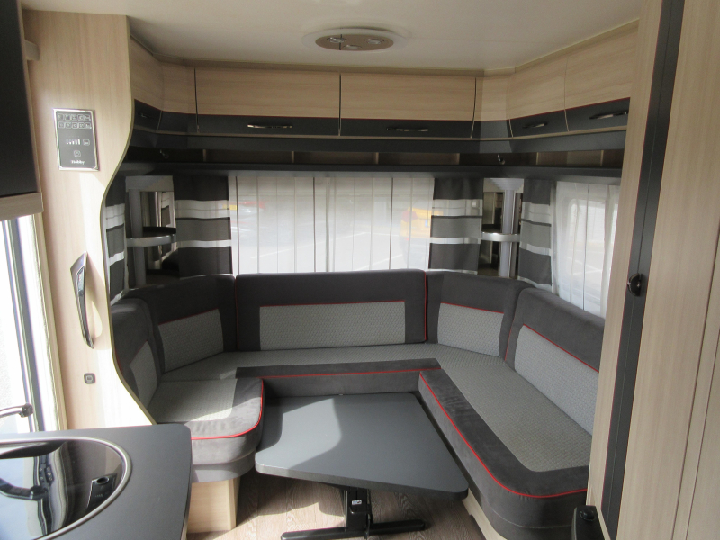 Hobby De Luxe 495 UL MET VASTE LUIFEL EN MOVER  foto: 2