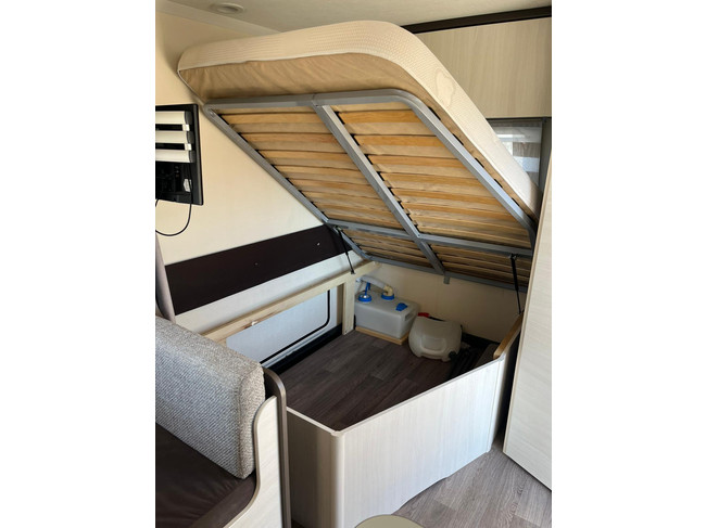 Caravelair Antares 476 Family Stapelbed | Fietsenrek | Voortent | TV | Fransbed | Treinzit | Hor foto: 9