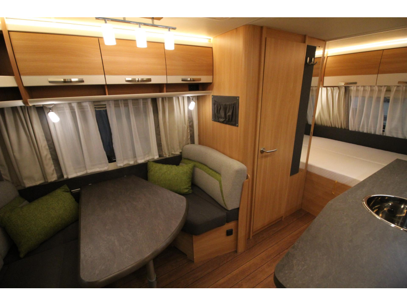 Knaus Sudwind Silver Selection 420 QD Mover Thule 6300 Voortent  foto: 7