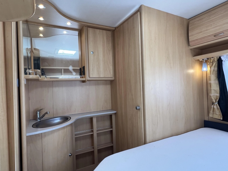 Dethleffs Camper 450 DB frans bed rondzit toilet  foto: 3