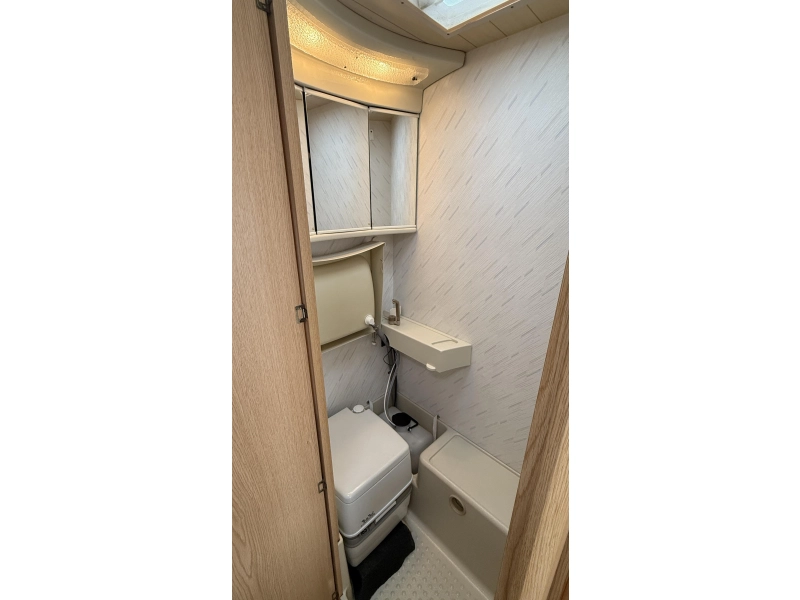 Knaus Sudwind 350 H kopkeuken toilet rondzit  foto: 6