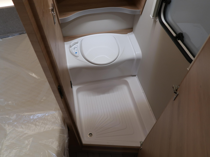 Knaus Sudwind Black Selection 450 FU FRANS BED / RONDZIT  foto: 7