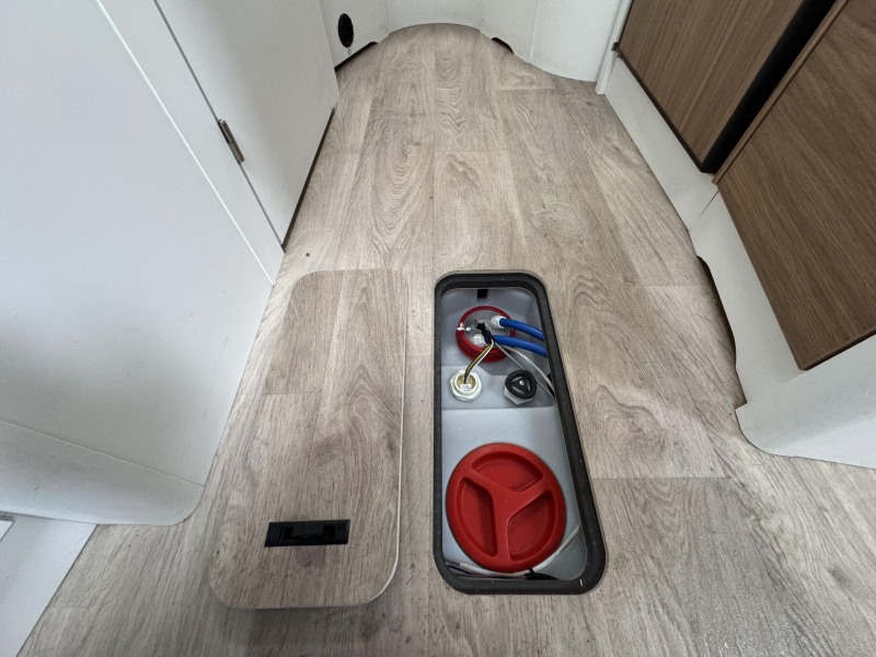 Eriba Nova 480 Mover en E&P levelsysteem  foto: 18