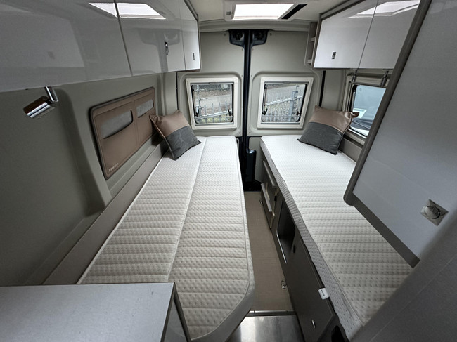 Bürstner Delfin C 621 LENGTE BEDDEN + TREKHAAK foto: 8