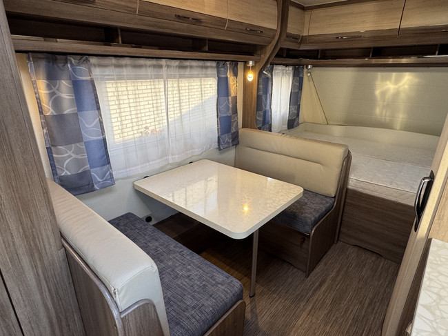 Hobby De Luxe 490 KMF met STAPELBED **6 Slaapplaatsen/Mover/1e eigenaar//Lichtmetalen velgen black/2x zonnepaneel/Autark/Nette caravan foto: 14