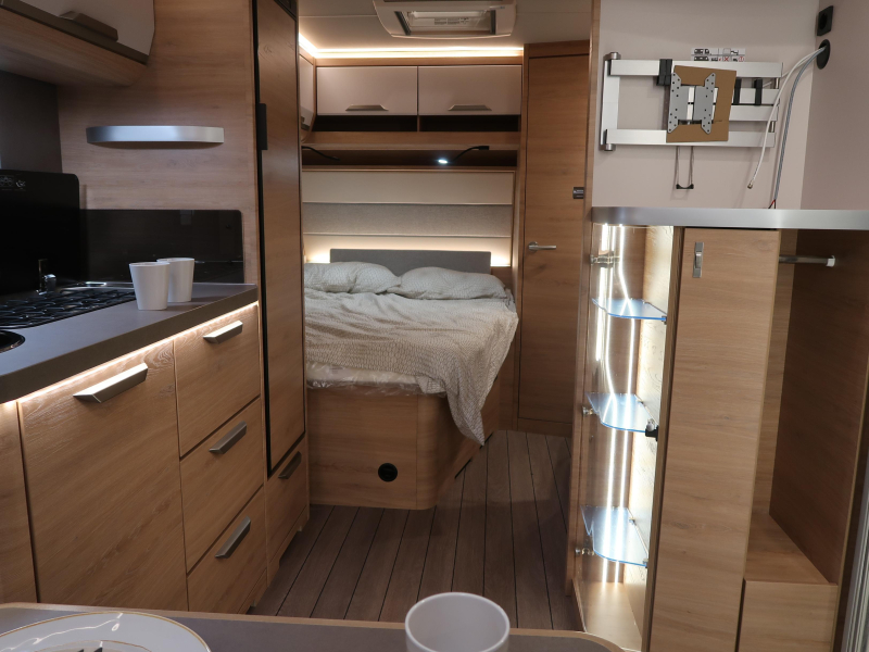 Knaus Sudwind Black Selection 500 FU RONDZIT FRANS BED 