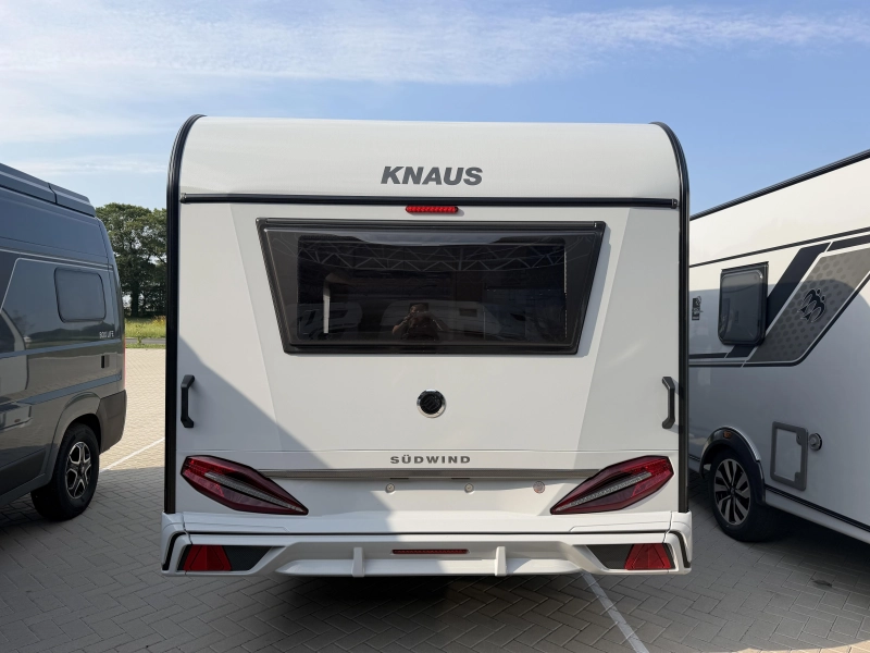 Knaus Sudwind Black Selection 450 FU rondzit / fransbed 