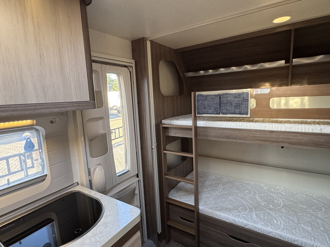 Hobby De Luxe 490 KMF met STAPELBED **6 Slaapplaatsen/Mover/1e eigenaar//Lichtmetalen velgen black/2x zonnepaneel/Autark/Nette caravan foto: 23