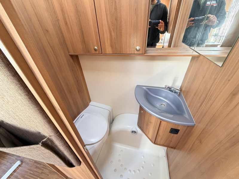 Bürstner Averso 460 TL Enkele bedden, Mover Luif  foto: 7