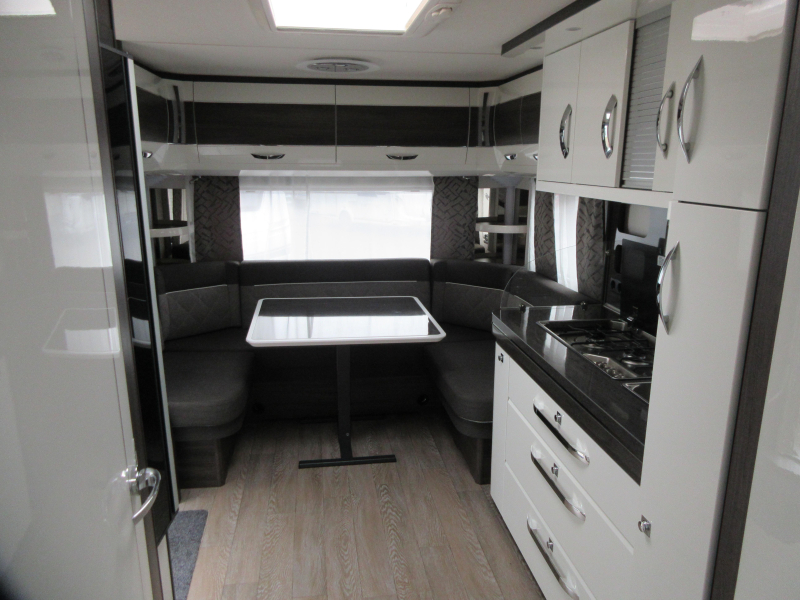 Hobby Prestige 560 UL RONDZIT HOGE KOELKAST 