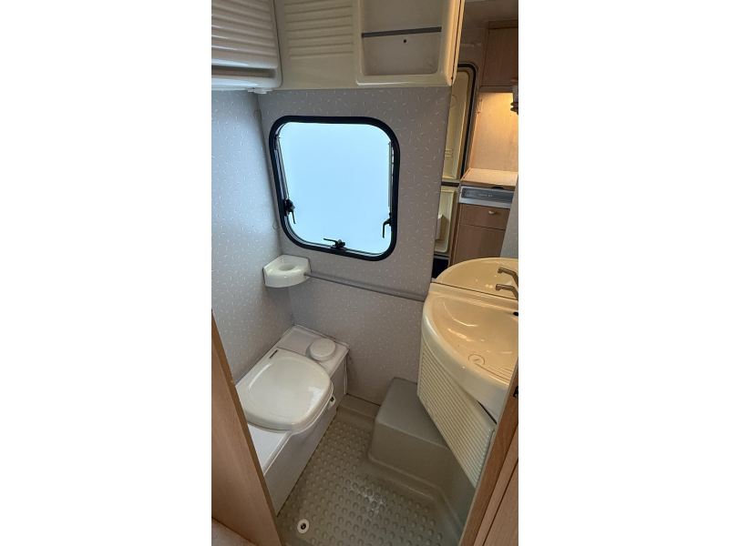 Adria Optima 425 TK 2x zitgroep vast toilet  foto: 4