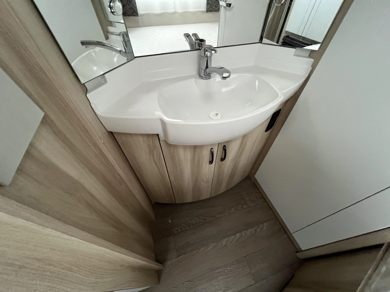 Hobby De Luxe 460 UFE Thule Luifel, Reich Mover  foto: 10