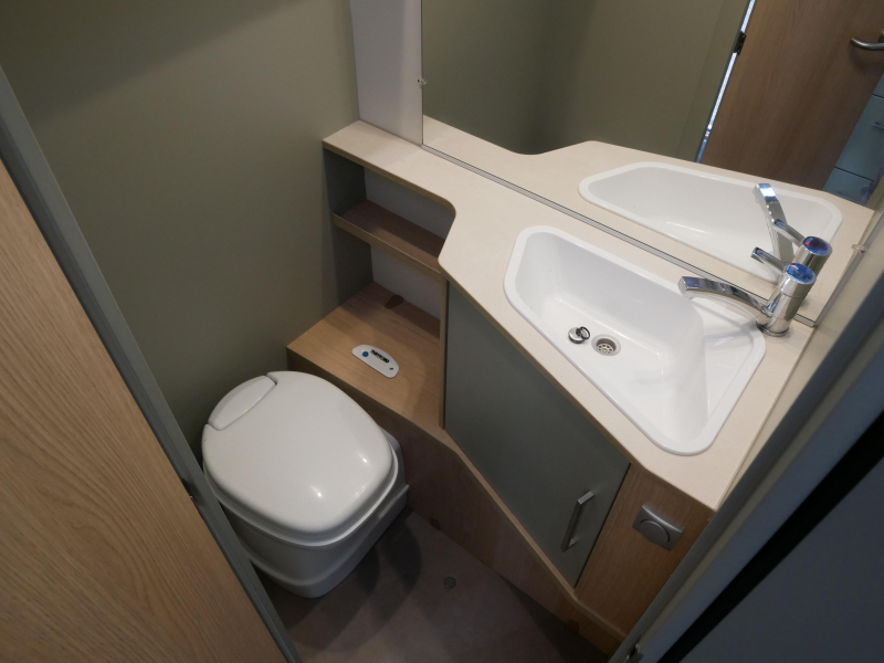 LMC Style 450 D Mover, voortent  foto: 17