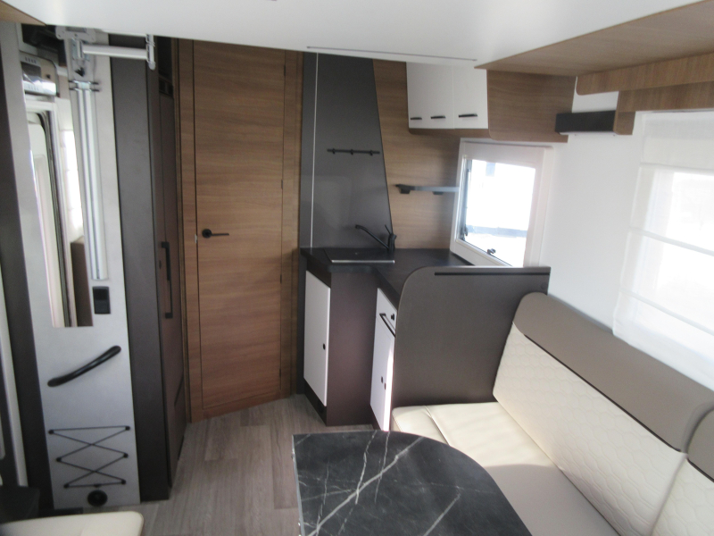 Benimar Cocoon 425 GROOT STAPELBED EN HEFBED 