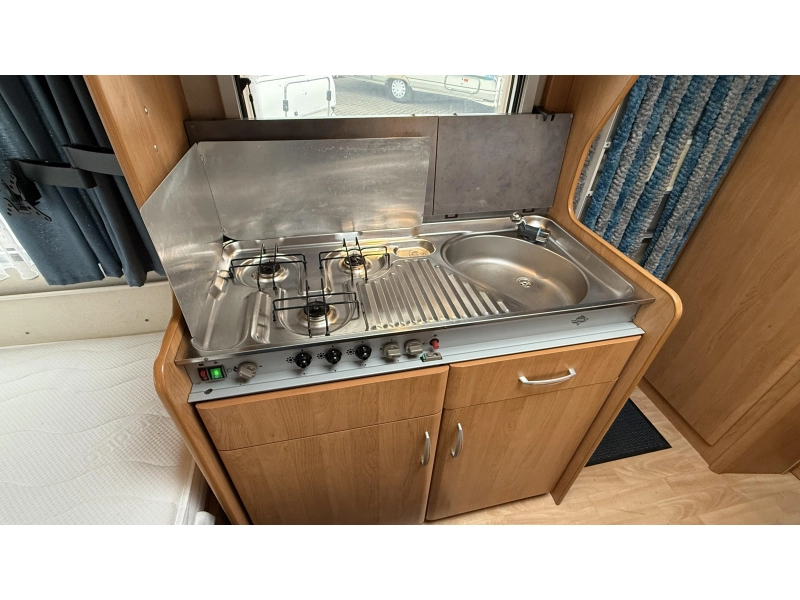 Hobby De Luxe 400 SB treinzit vast bed toilet  foto: 7
