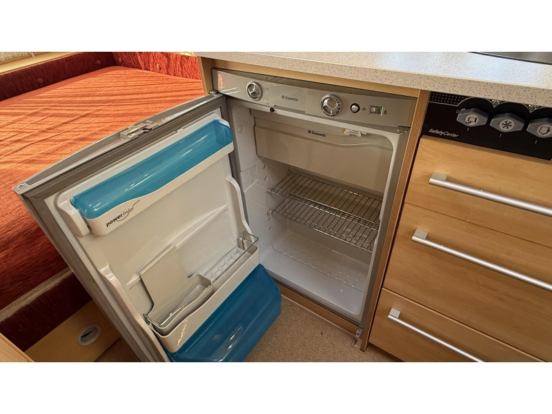 Dethleffs Camper 440 DB dwars bed zit toilet  foto: 8