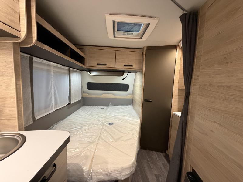 Weinsberg CaraOne Edition HOT 450 FU fransbed / rondzit  foto: 11